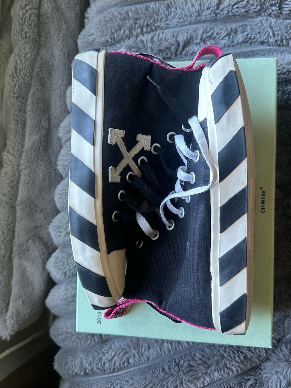 Off-White Kids Black High-Top Sneakers with Pink Accent